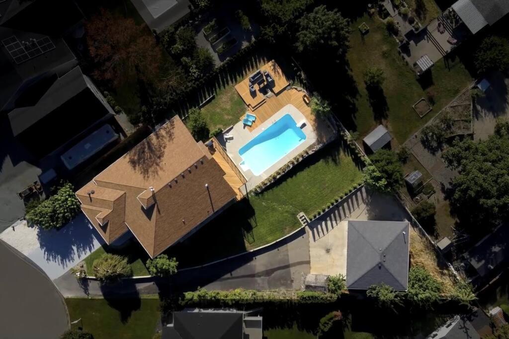 Luxurious 5 Bedroom House With Pool & Sauna West Kelowna Exteriör bild