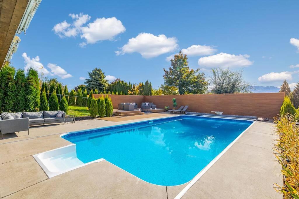 Luxurious 5 Bedroom House With Pool & Sauna West Kelowna Exteriör bild