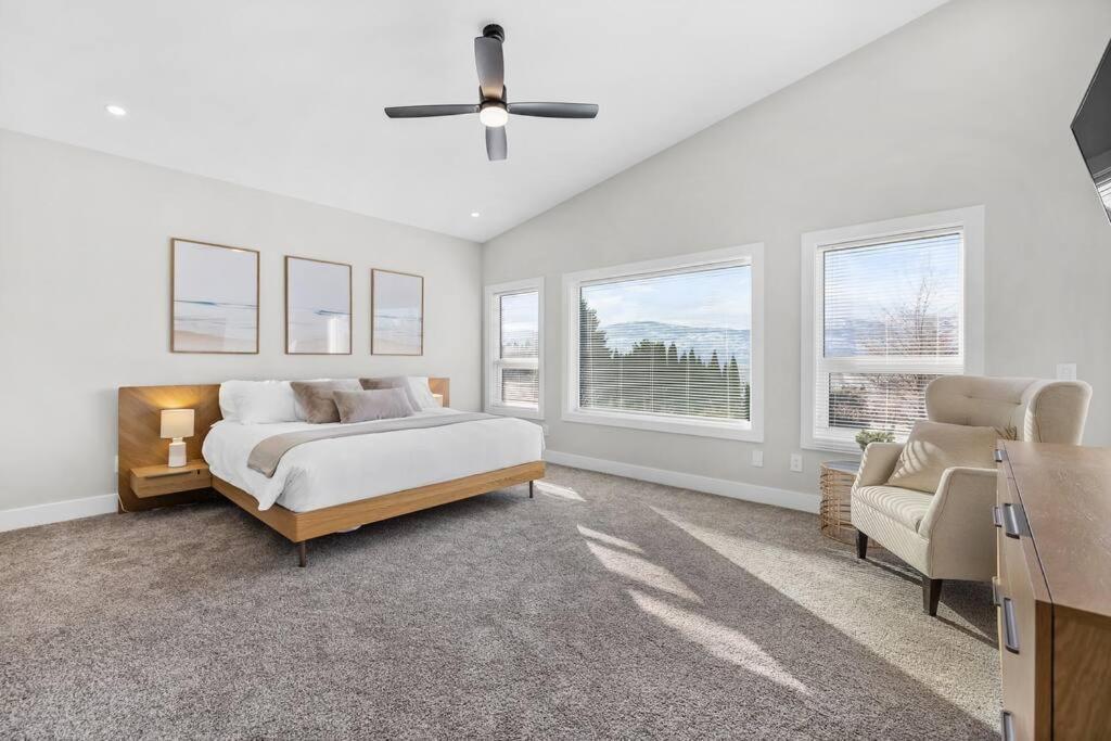 Luxurious 5 Bedroom House With Pool & Sauna West Kelowna Exteriör bild