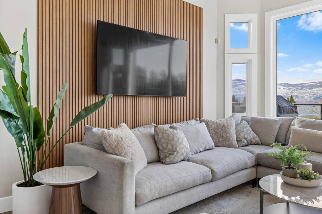 Luxurious 5 Bedroom House With Pool & Sauna West Kelowna Exteriör bild