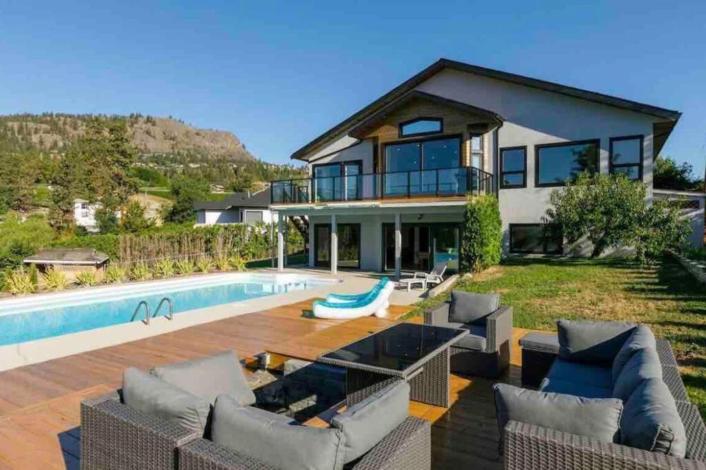 Luxurious 5 Bedroom House With Pool & Sauna West Kelowna Exteriör bild