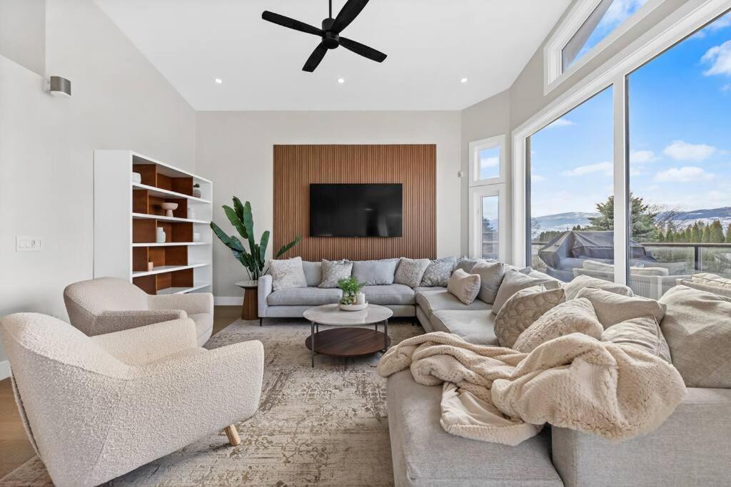 Luxurious 5 Bedroom House With Pool & Sauna West Kelowna Exteriör bild