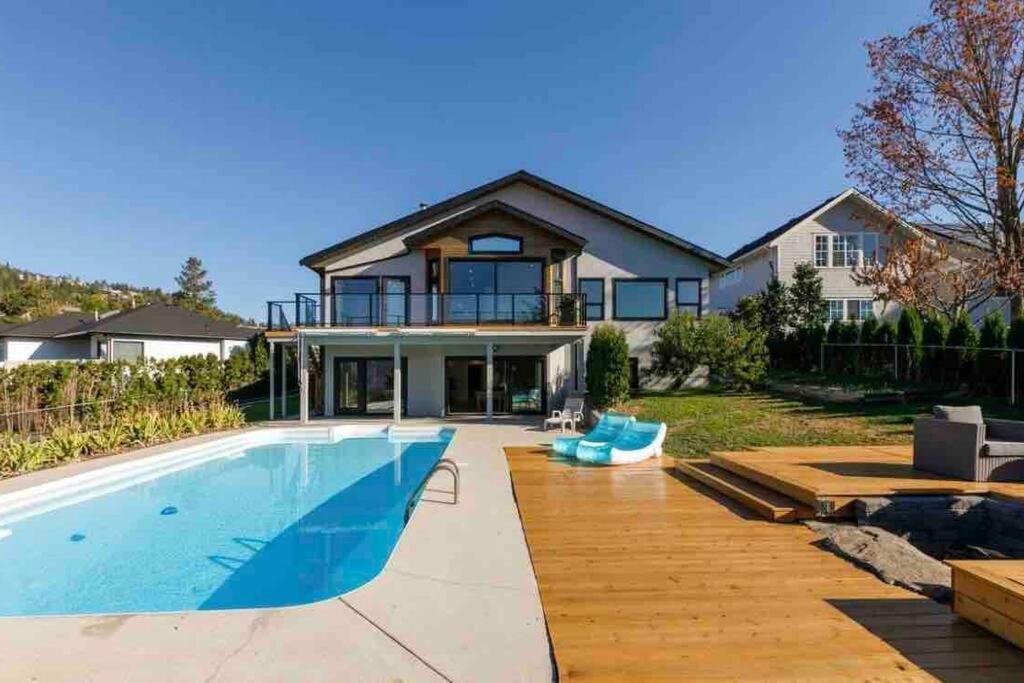 Luxurious 5 Bedroom House With Pool & Sauna West Kelowna Exteriör bild