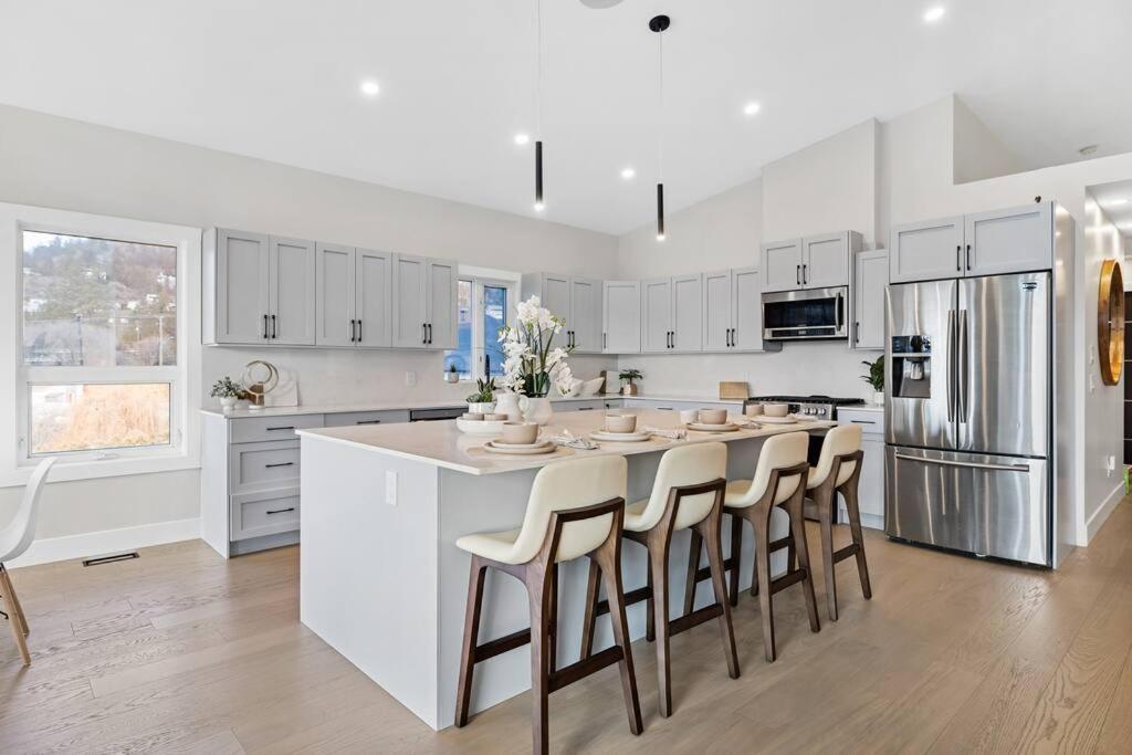Luxurious 5 Bedroom House With Pool & Sauna West Kelowna Exteriör bild