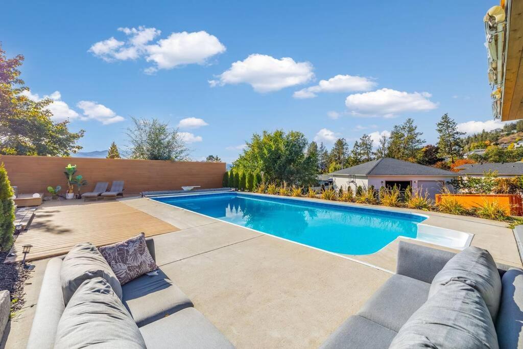 Luxurious 5 Bedroom House With Pool & Sauna West Kelowna Exteriör bild