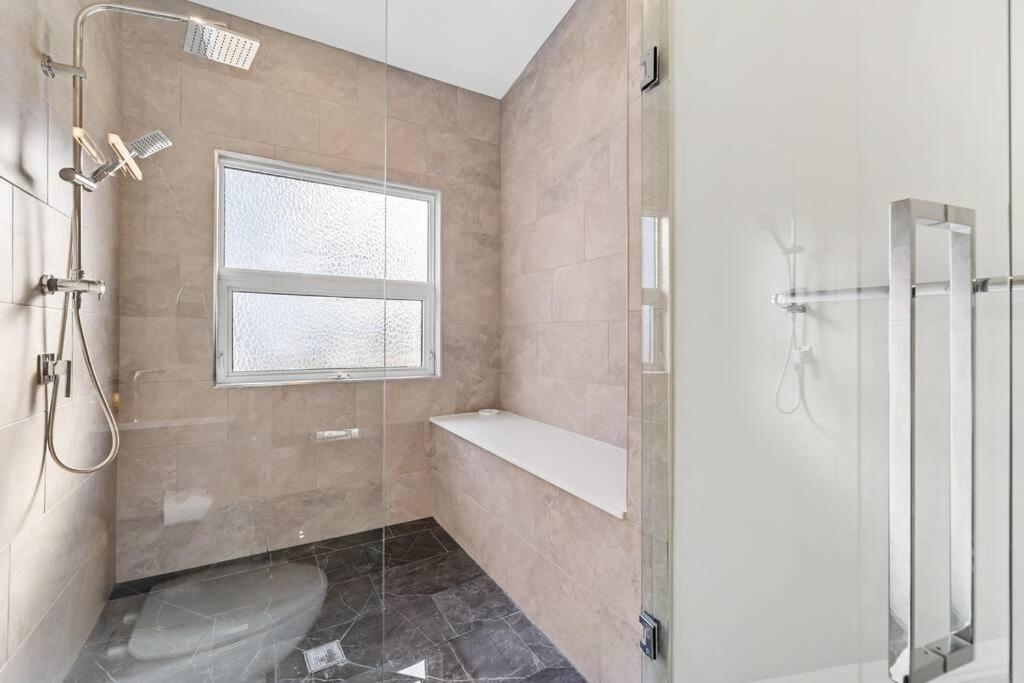 Luxurious 5 Bedroom House With Pool & Sauna West Kelowna Exteriör bild