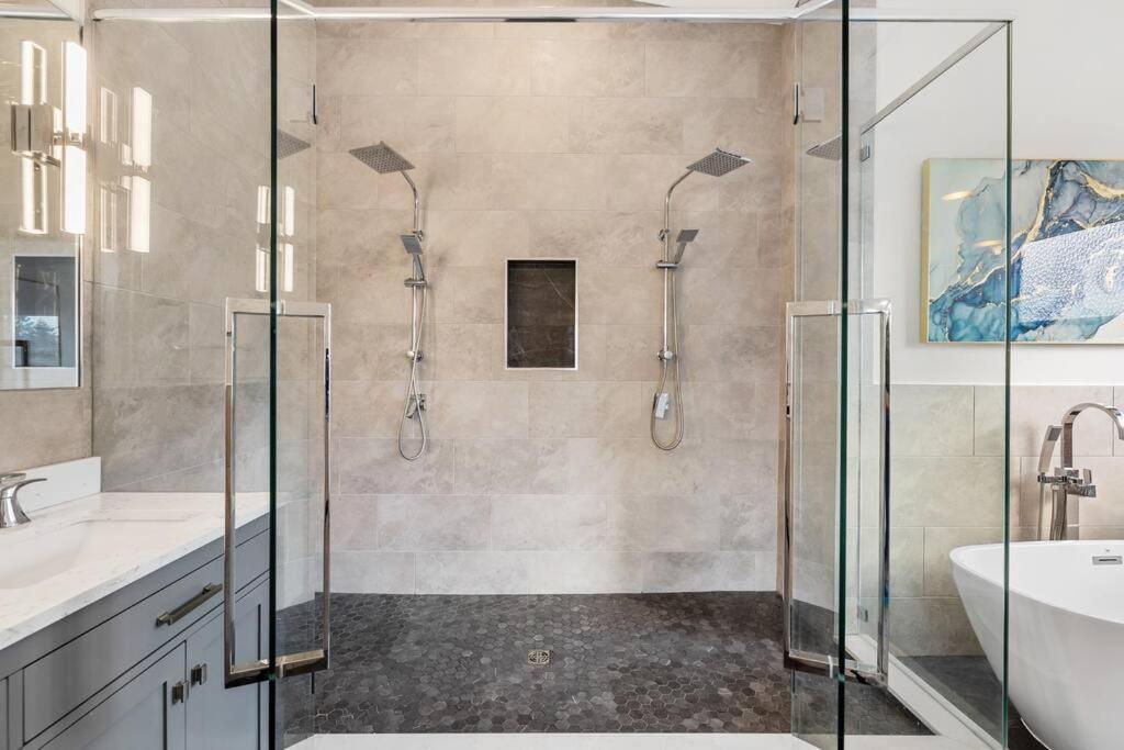Luxurious 5 Bedroom House With Pool & Sauna West Kelowna Exteriör bild