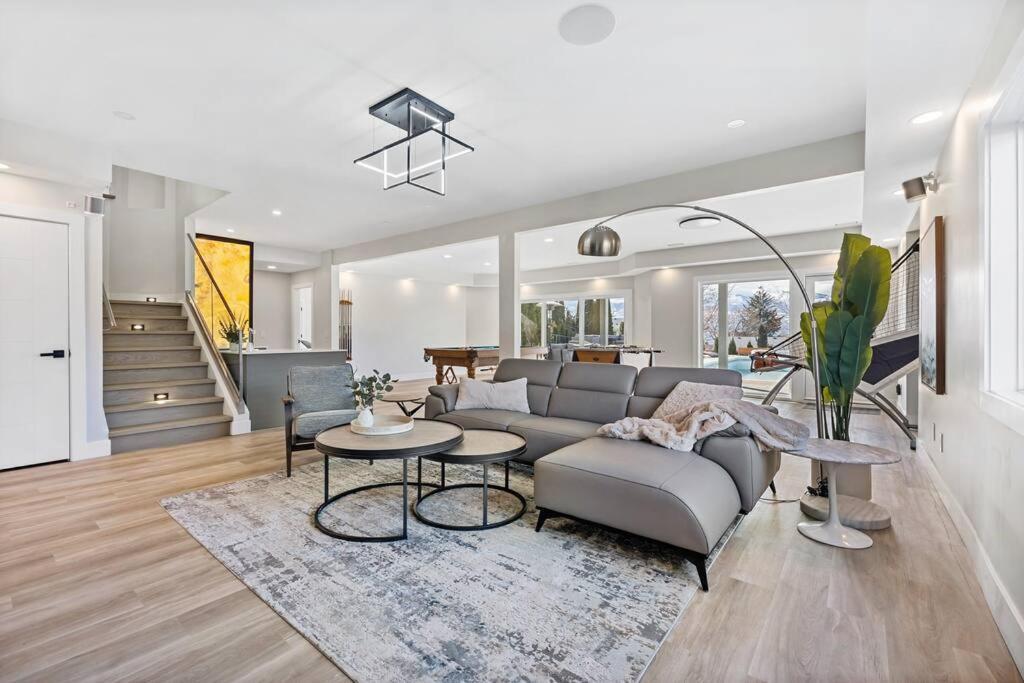 Luxurious 5 Bedroom House With Pool & Sauna West Kelowna Exteriör bild