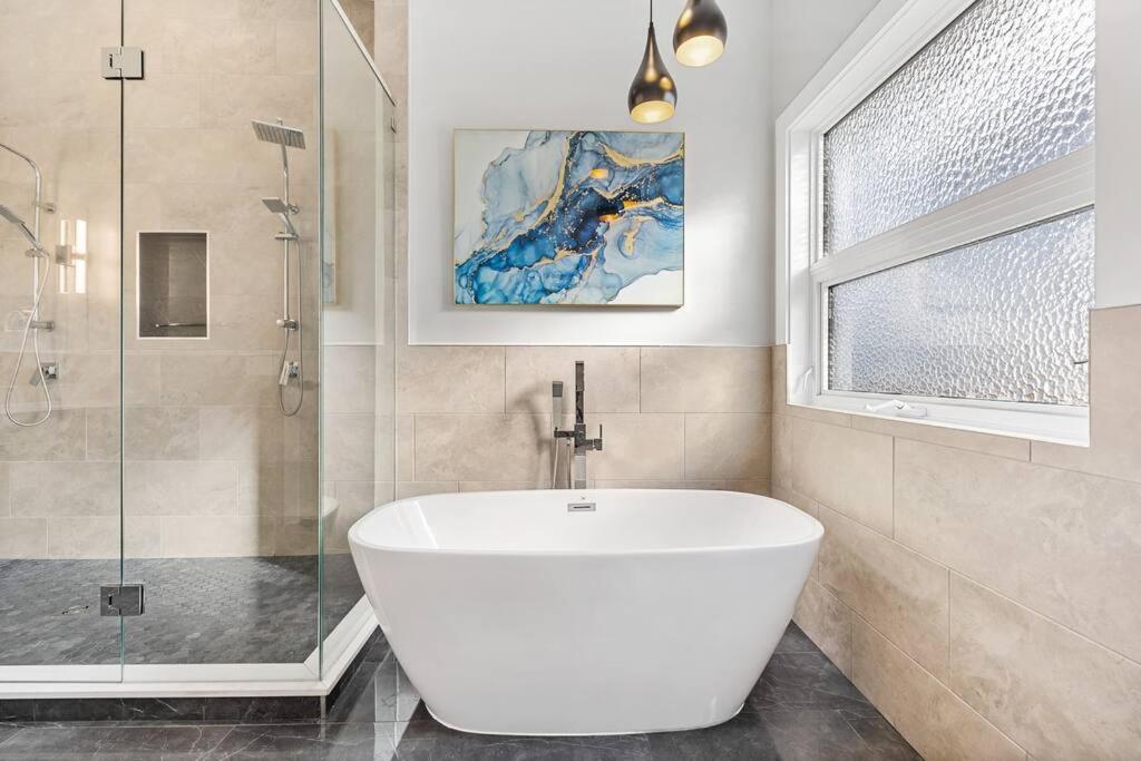 Luxurious 5 Bedroom House With Pool & Sauna West Kelowna Exteriör bild