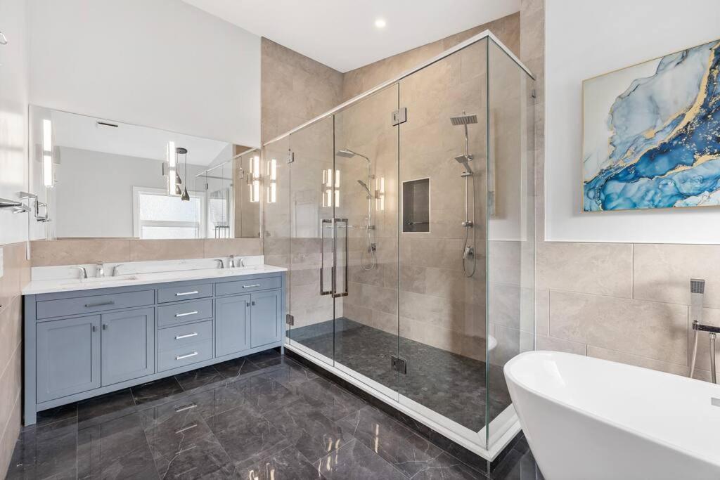 Luxurious 5 Bedroom House With Pool & Sauna West Kelowna Exteriör bild