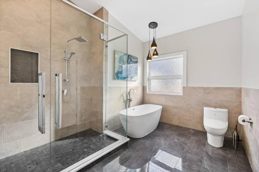Luxurious 5 Bedroom House With Pool & Sauna West Kelowna Exteriör bild