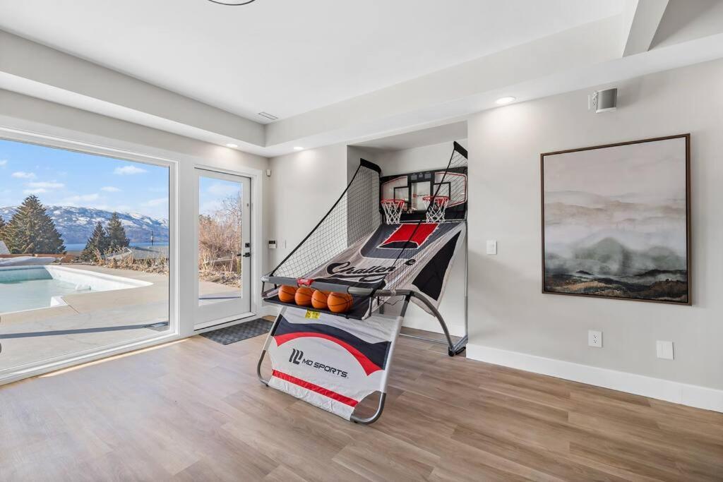 Luxurious 5 Bedroom House With Pool & Sauna West Kelowna Exteriör bild