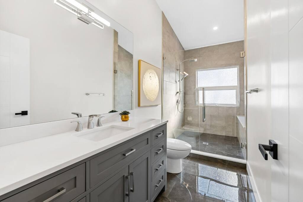 Luxurious 5 Bedroom House With Pool & Sauna West Kelowna Exteriör bild