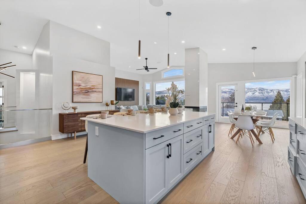 Luxurious 5 Bedroom House With Pool & Sauna West Kelowna Exteriör bild